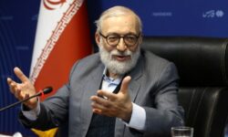 جواد لاریجانی: ترامپ را به عنوان یک جنایتکار جنگی مورد پیگرد قرار دهیم/ آشکارا مردم غزه را تهدید کردند که اگر خارج نشوند، در آتش خواهند سوخت