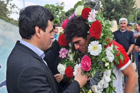 استقبال پرشور از قهرمان طلایی کشتی کارگران جهان در خرم‌آباد + عکس