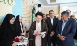 زنگ نماز در دبیرستان معارف اسلامی خرم‌آباد نواخته شد