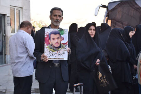 عکس | بدرقه خانواده‌های شهدای جنگ ۱۲ روزه لرستان جهت دیدار با رهبر انقلاب