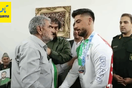 (ویدئو) اهدای مدال ورزشی به خانواده شهیدابوذر مرادی فرد/ توسط علیرضا خمسه نایب قهرمان آسیا